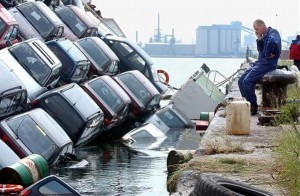 Elk team krijgt vroeg of laat te maken met onvoorspelbare ontwikkelingen. Elk team raakt hierdoor in verwarring, uit het evenwicht en in een crisis. Het resultaat is een dip in teameffectiviteit. Het team doorloopt daarin de vier fasen van verwerking: ontkenning, woede, frustratie en aanvaarding. Deze dip heeft een bepaalde diepte en duur. De verwarring leidt vaak tot verstarring in het team. Een veerkrachtig team is snel weer effectief, omdat het de kunst verstaat tegenslagen te boven te komen. Een veerkrachtig team ontstaat niet zomaar, maar is “geoefend.” Het heeft crises doorgemaakt en geleerd met tegenslag om te gaan. Hoe zorg je ervoor dat het team samen sterk door crises heen gaat.Hierbij  7 stappen naar een veerkrachtiger team.